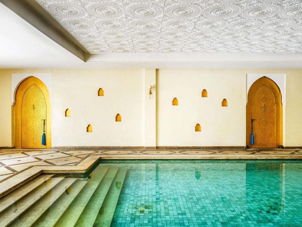 La piscine intérieure du spa, sous ses portes ciselées