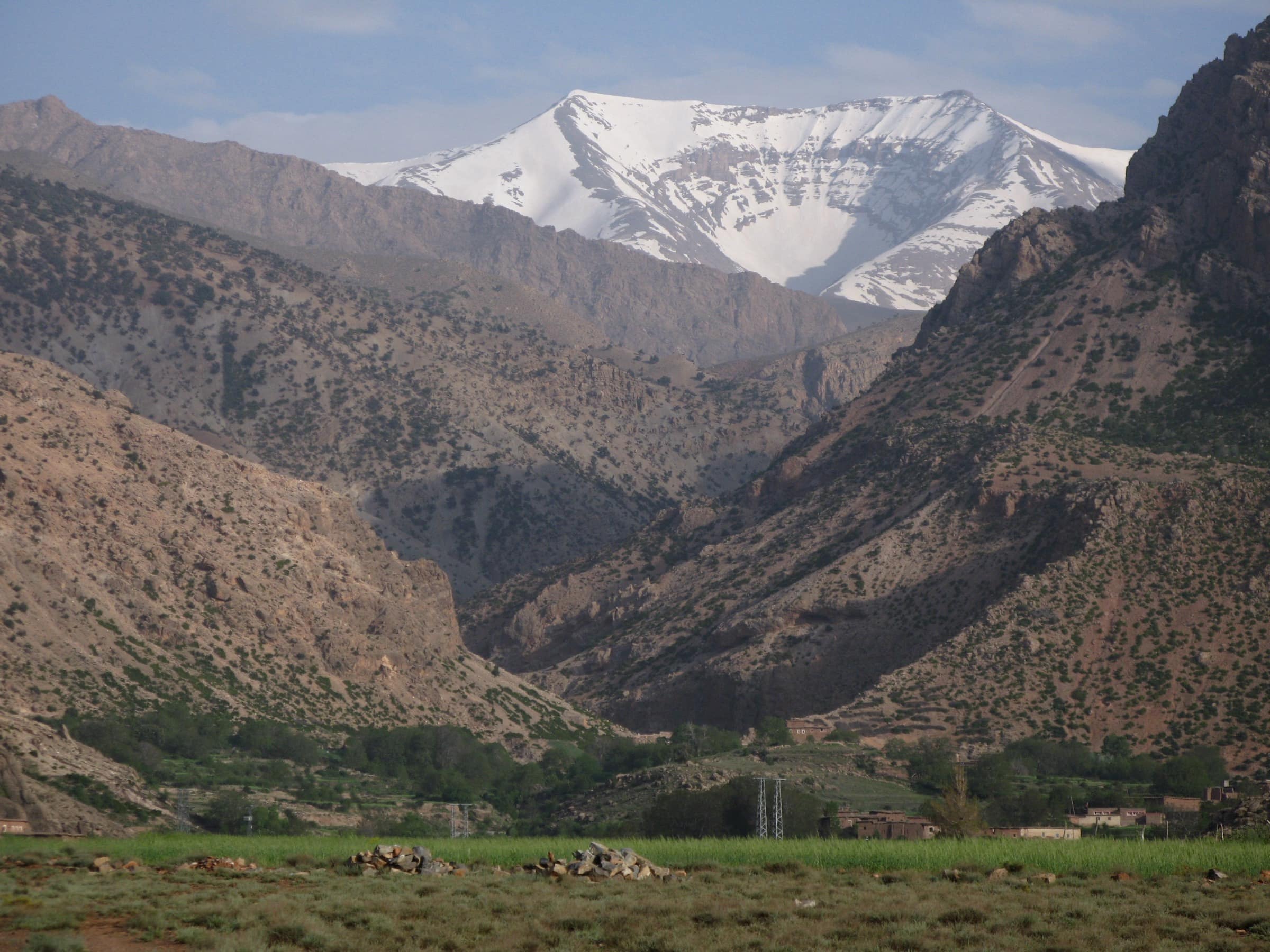 L'Ighil M'Goun vu depuis Arous, dans la vallée des Aït Bougmez, avec sa longue arête sommitale enneigée au printemps