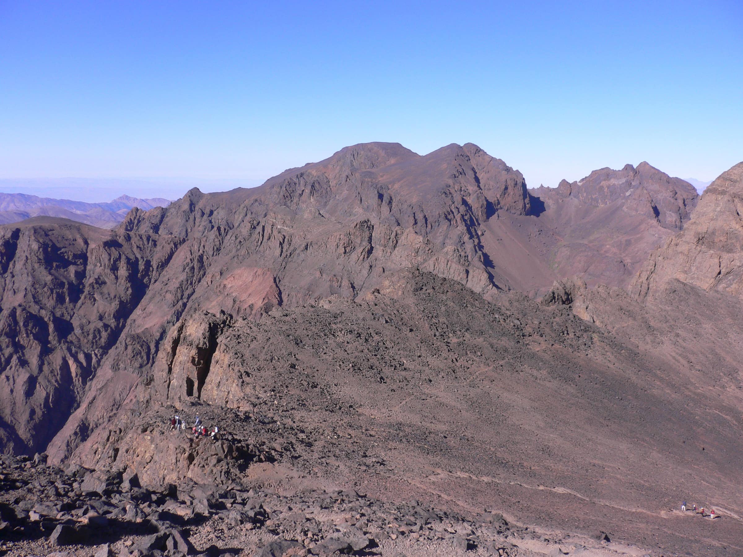 L'Ouanoukrim vu depuis le sommet du Toubkal, ses deux pointes jumelles Timzguida et Ras n'Ouanoukrim visibles côte à côte