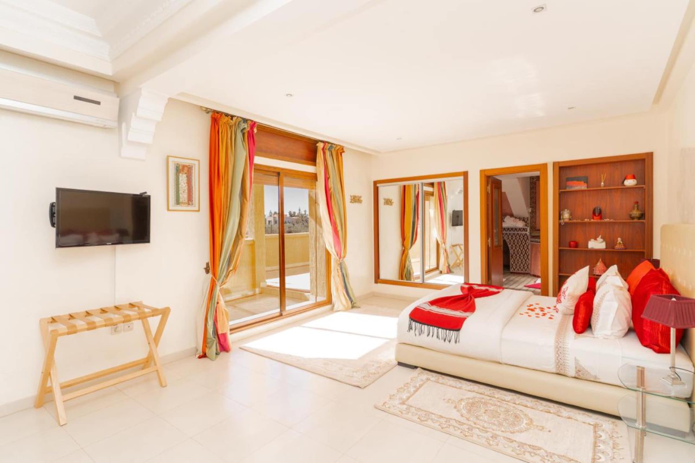 Une chambre claire ouverte sur une terrasse privée