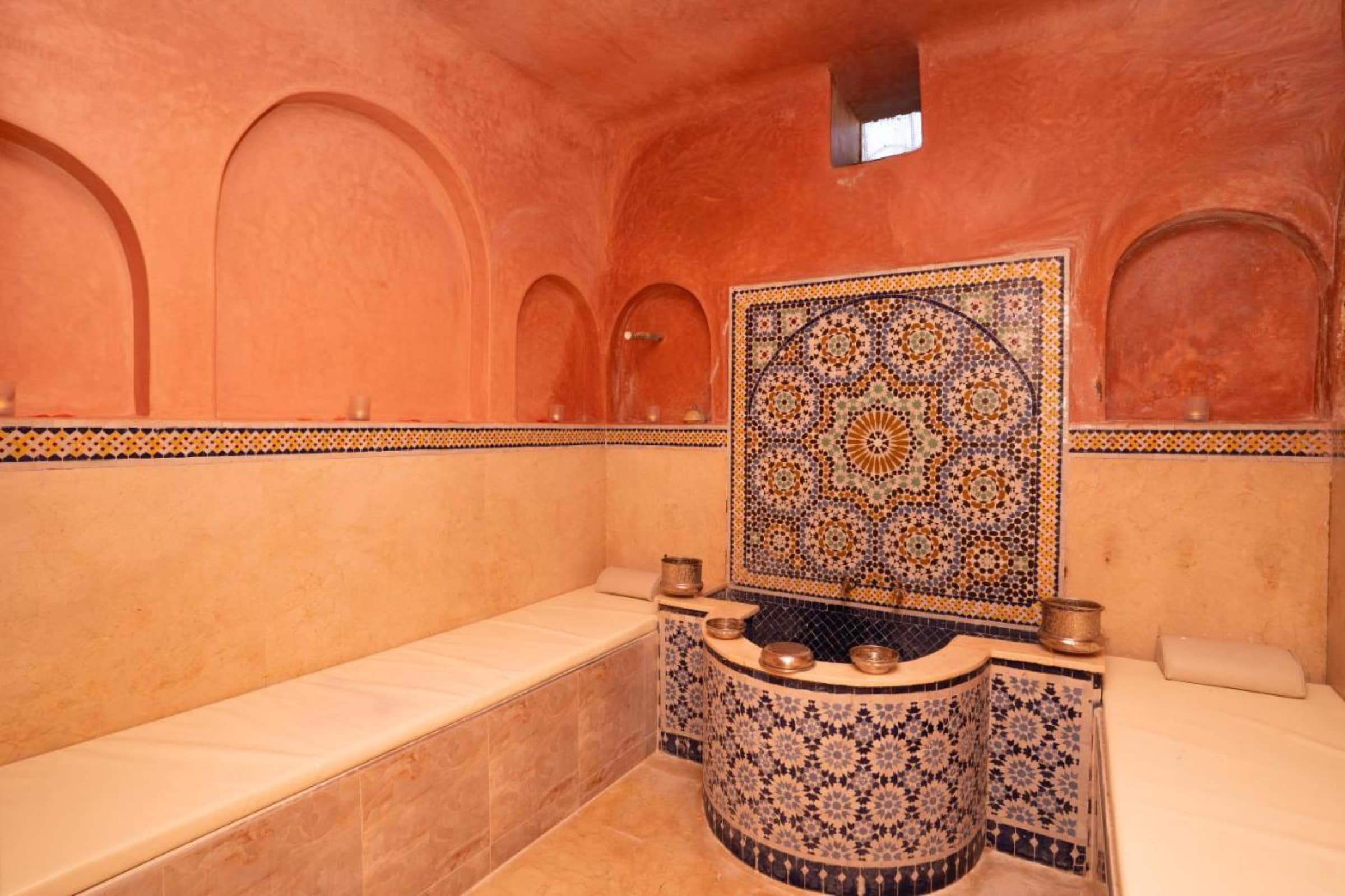 Le hammam en tadelakt ocre, fontaine de zellige