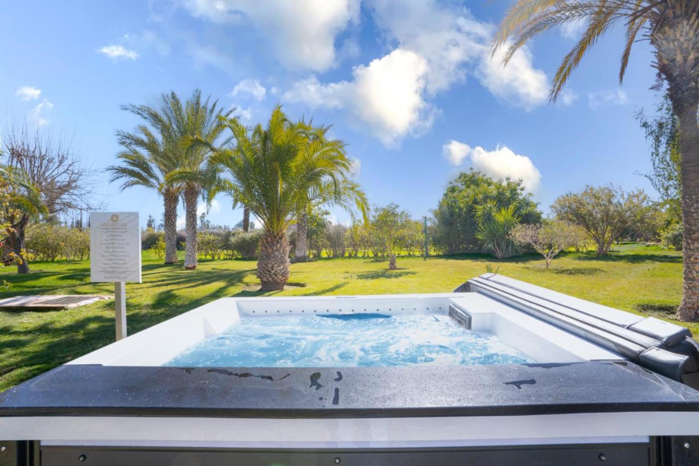 Le jacuzzi, posé en plein jardin