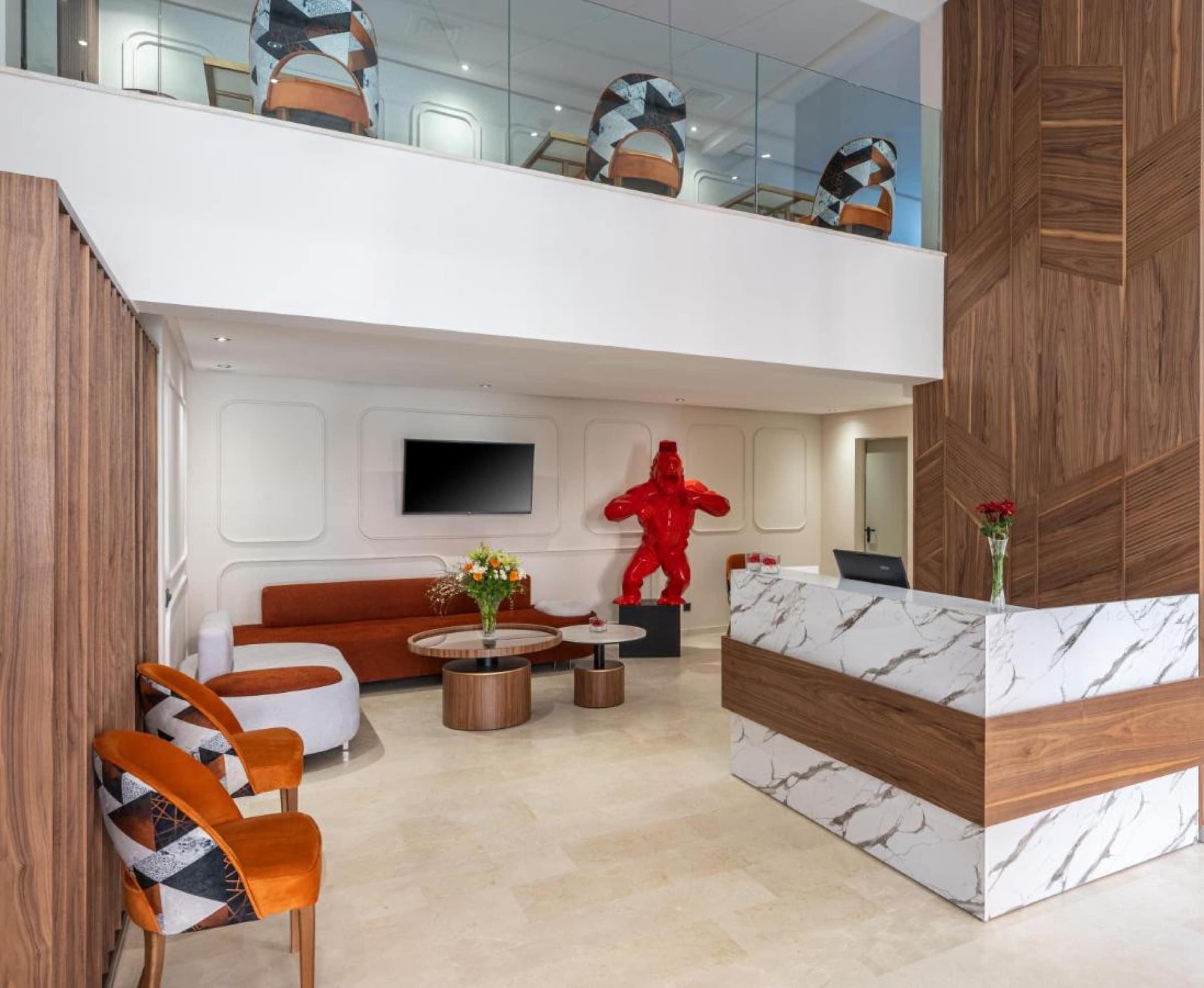 Le hall contemporain, comptoir de marbre et sculpture rouge