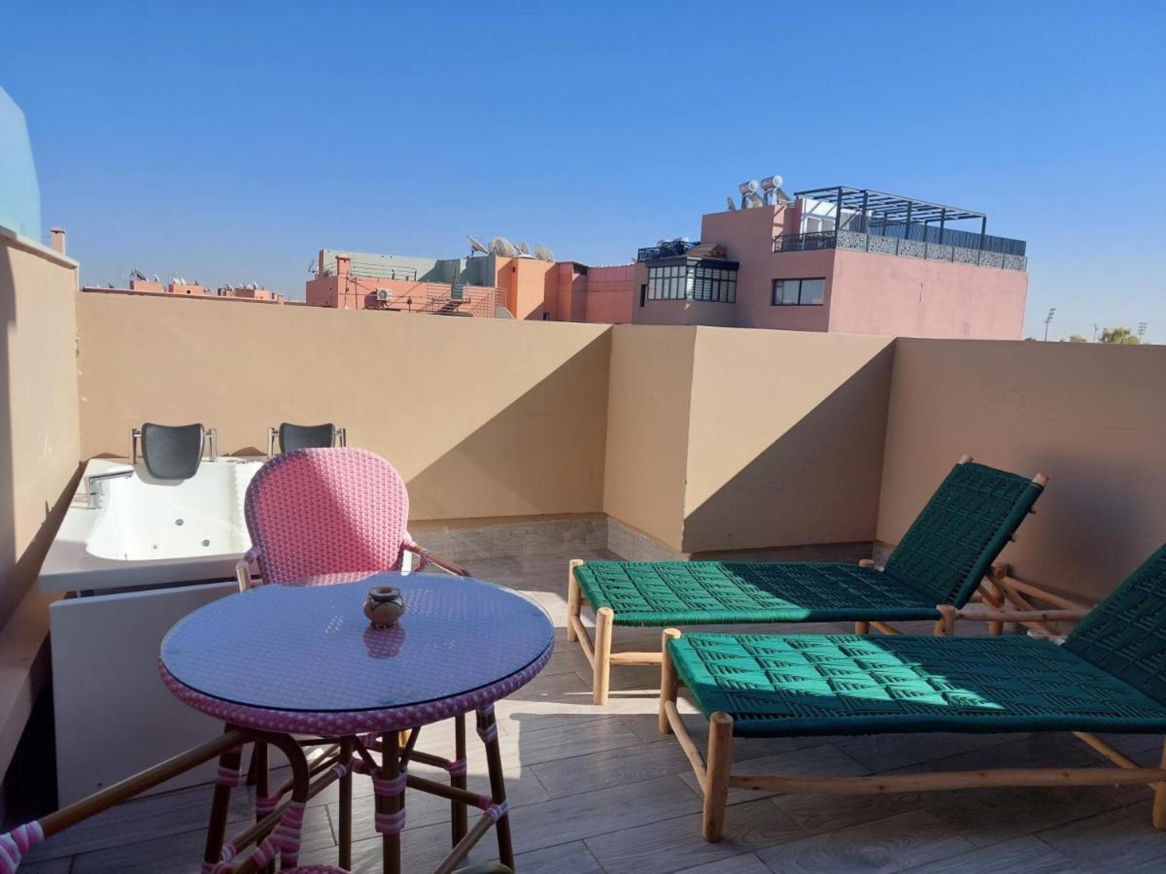 La terrasse privée d'une chambre, bain à remous et transats