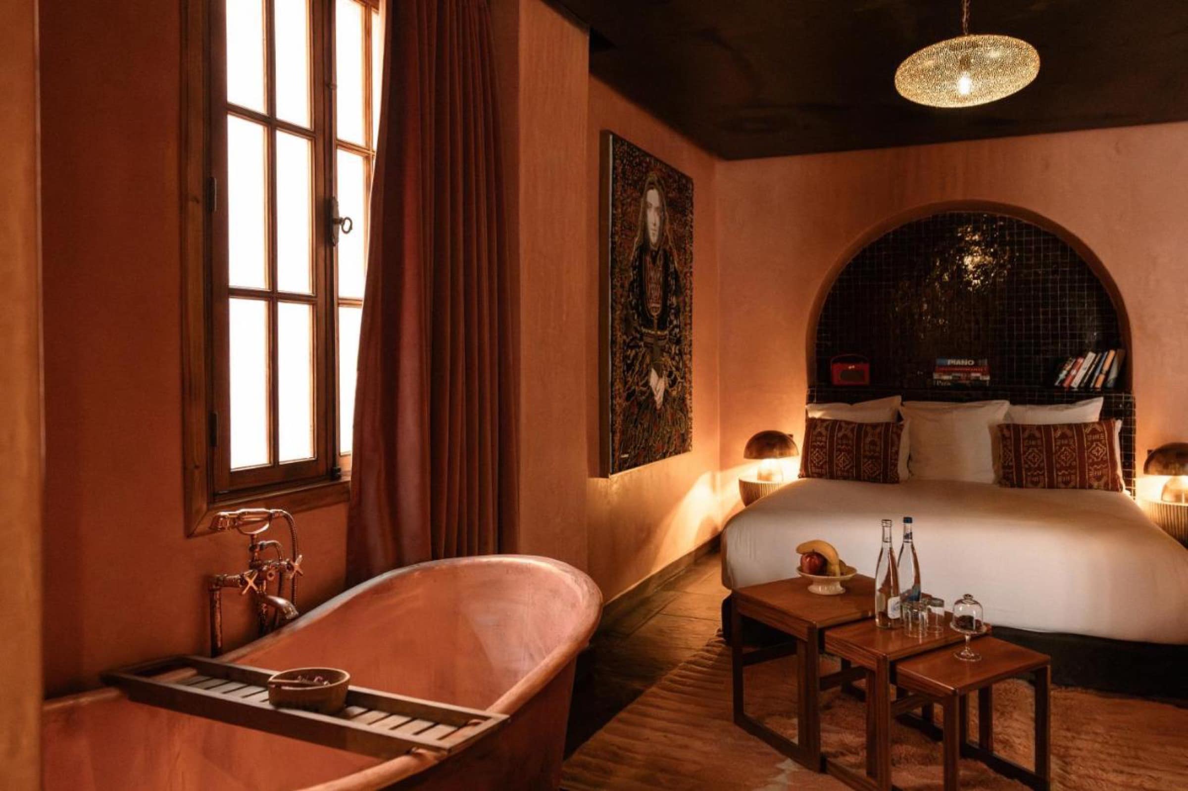 Une chambre terracotta, baignoire posée dans la pièce