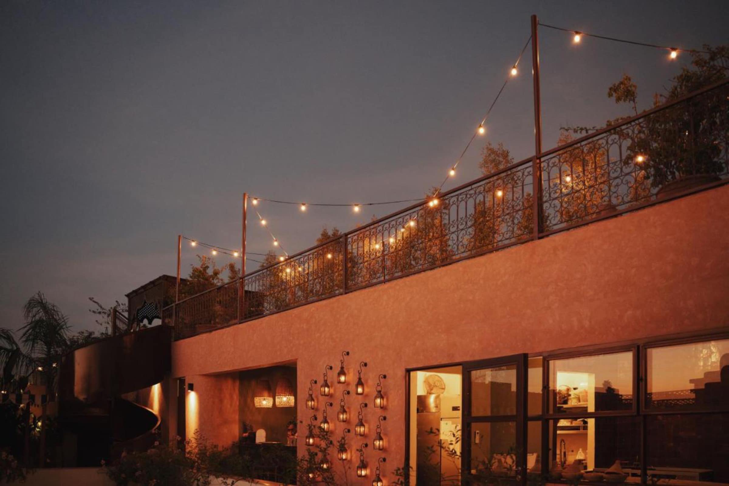 La façade et la terrasse, à la nuit tombée