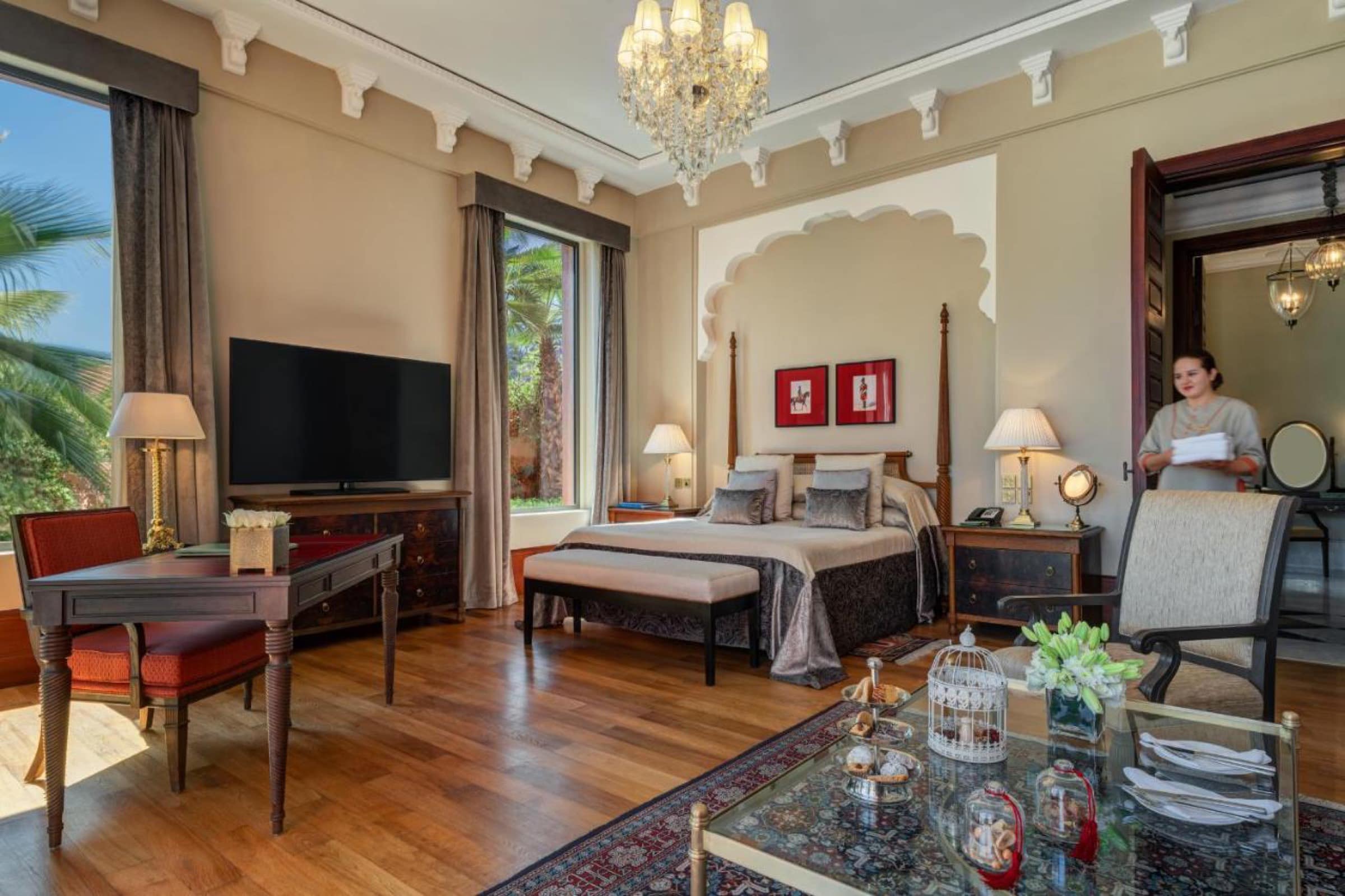 Une chambre à baldaquin, ouverte sur le jardin