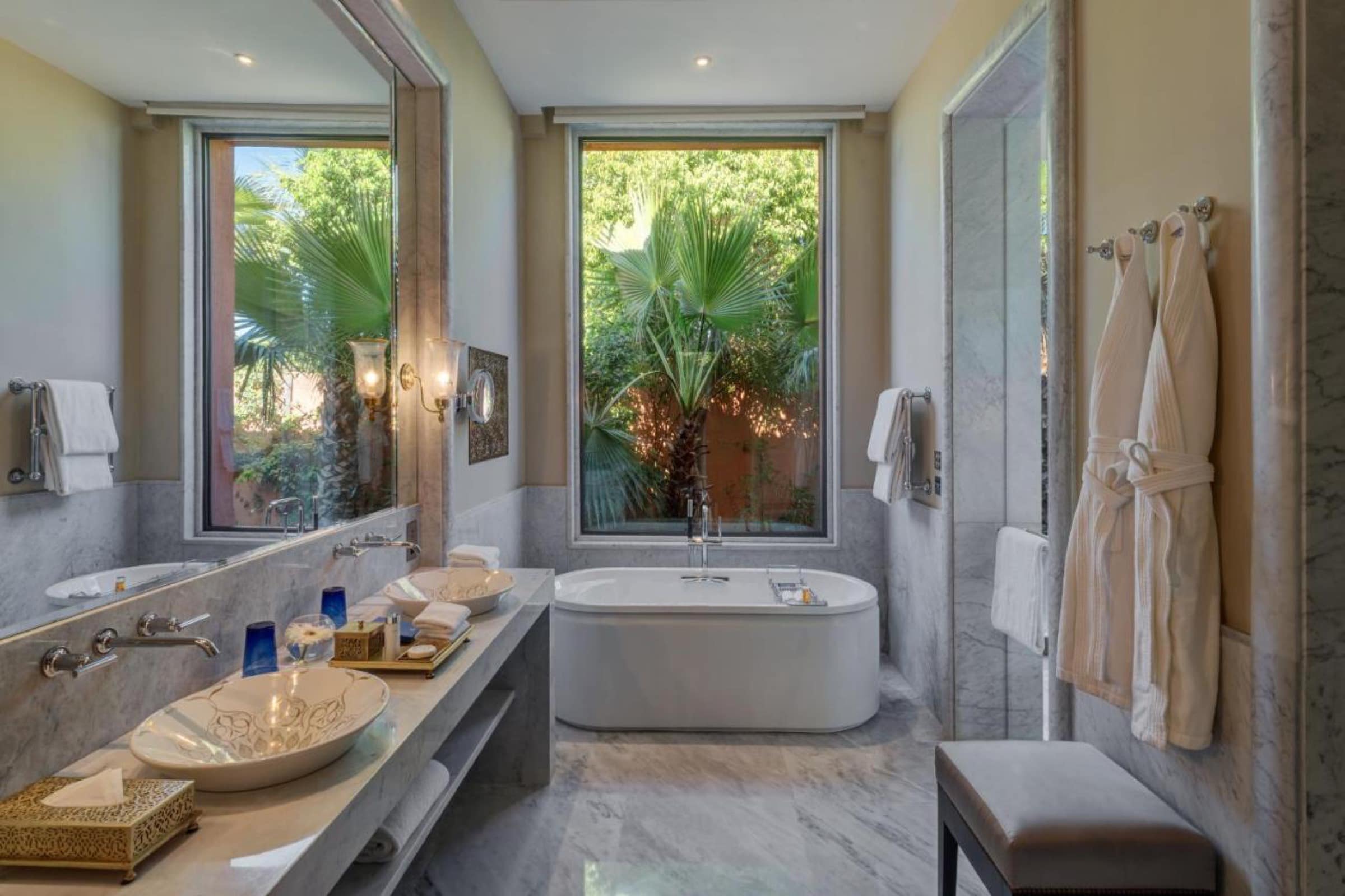 Une salle de bains en marbre, ouverte sur un jardin privé