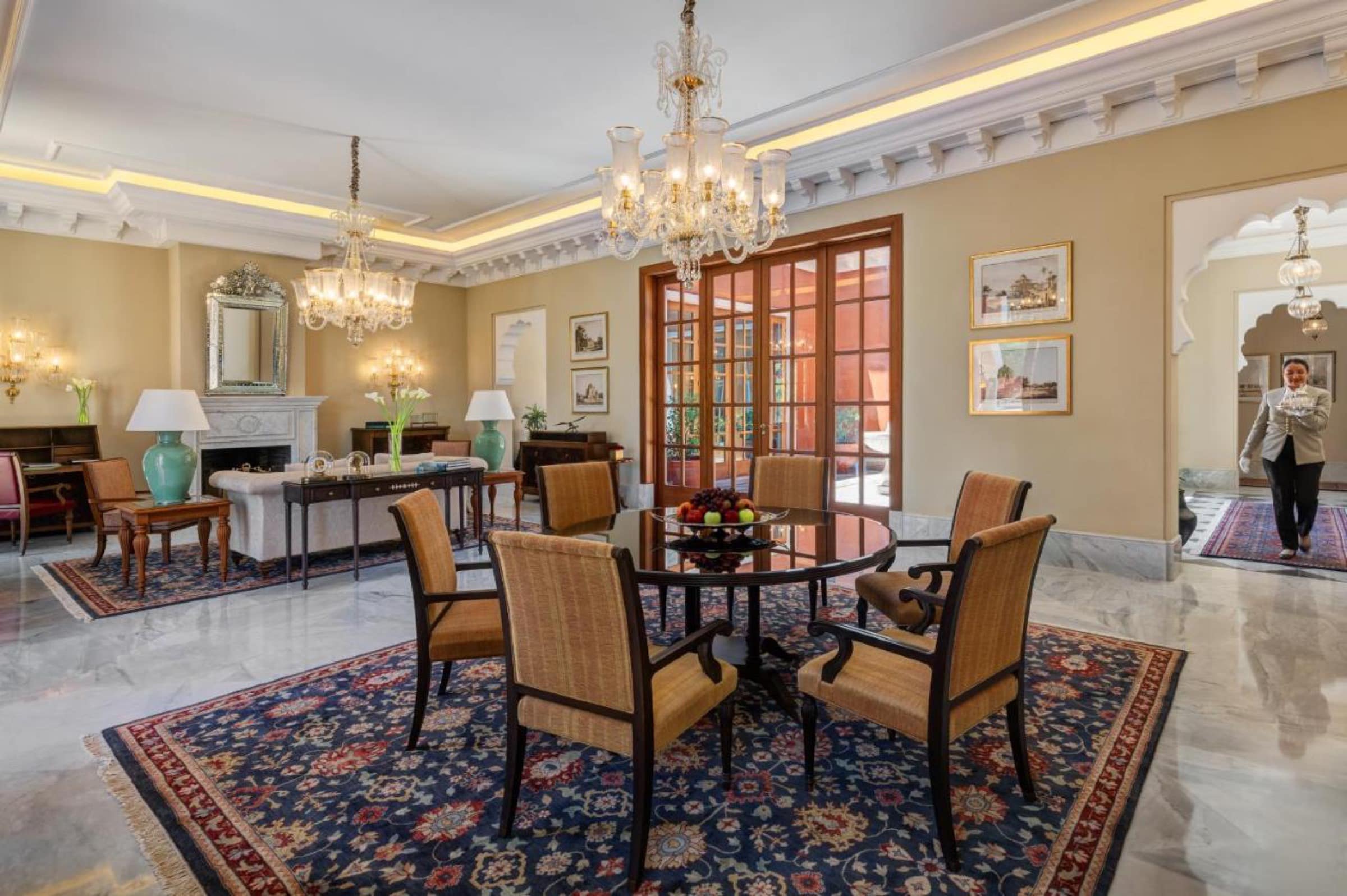 Un salon de villa, décor raffiné et cheminée