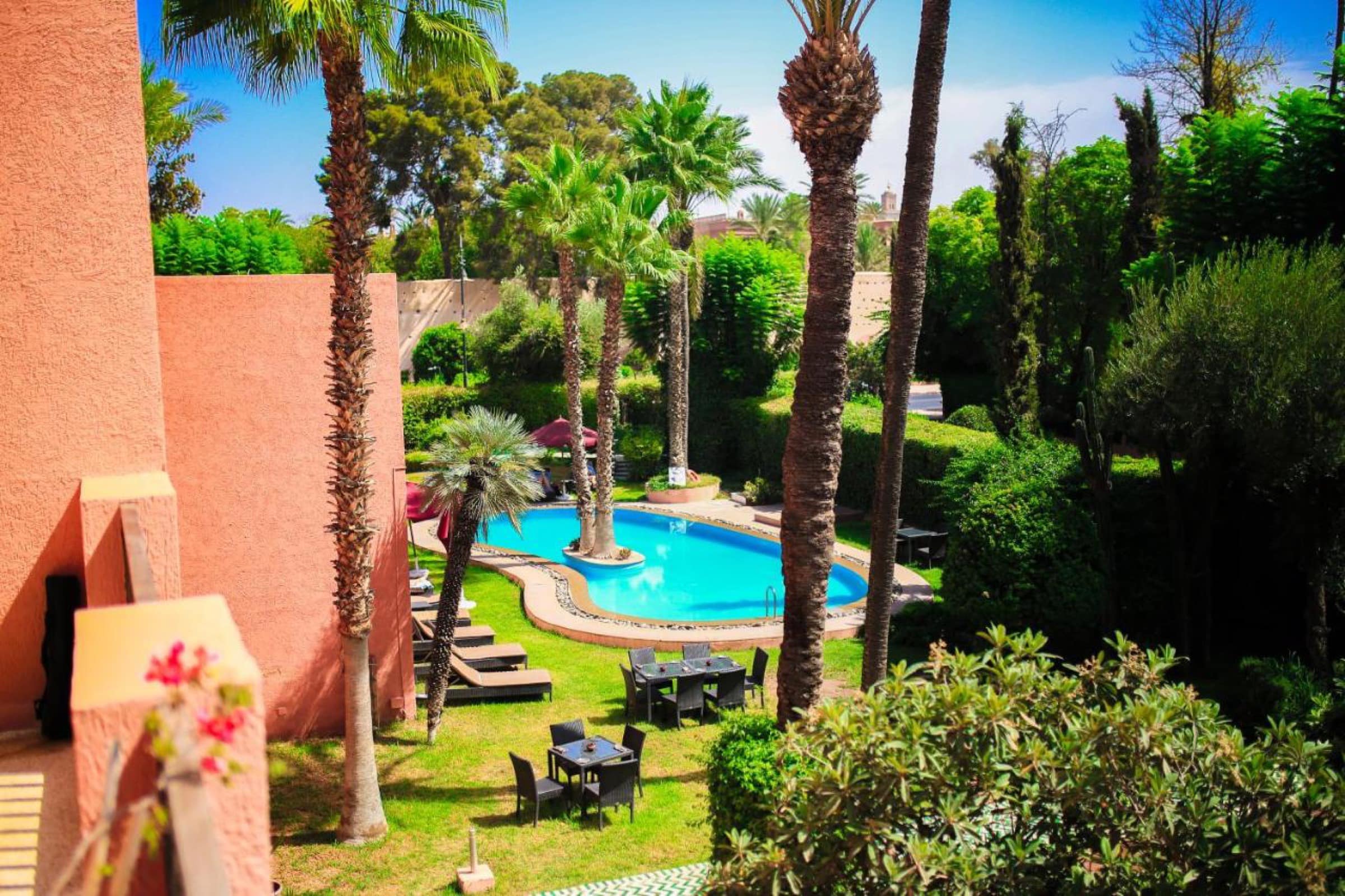 La piscine dans le jardin planté de palmiers