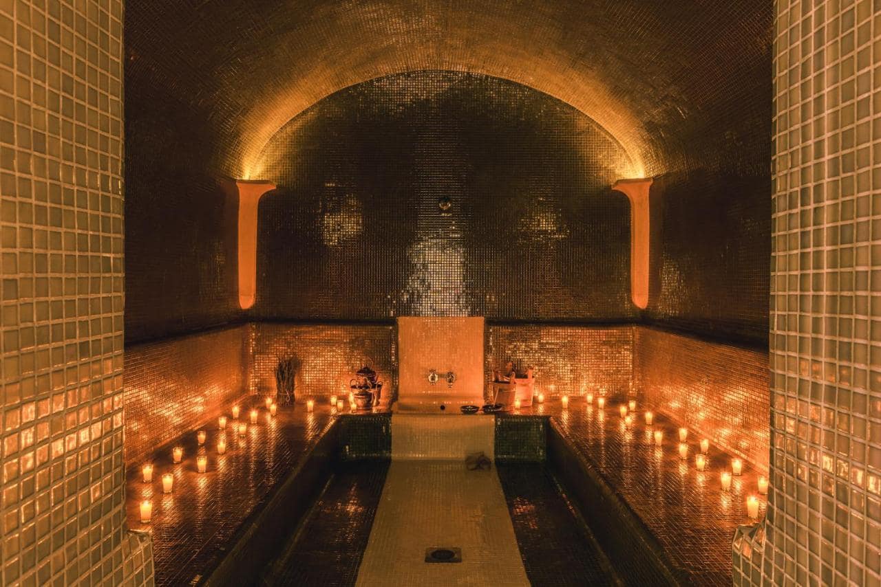 Le hammam voûté, éclairé à la bougie