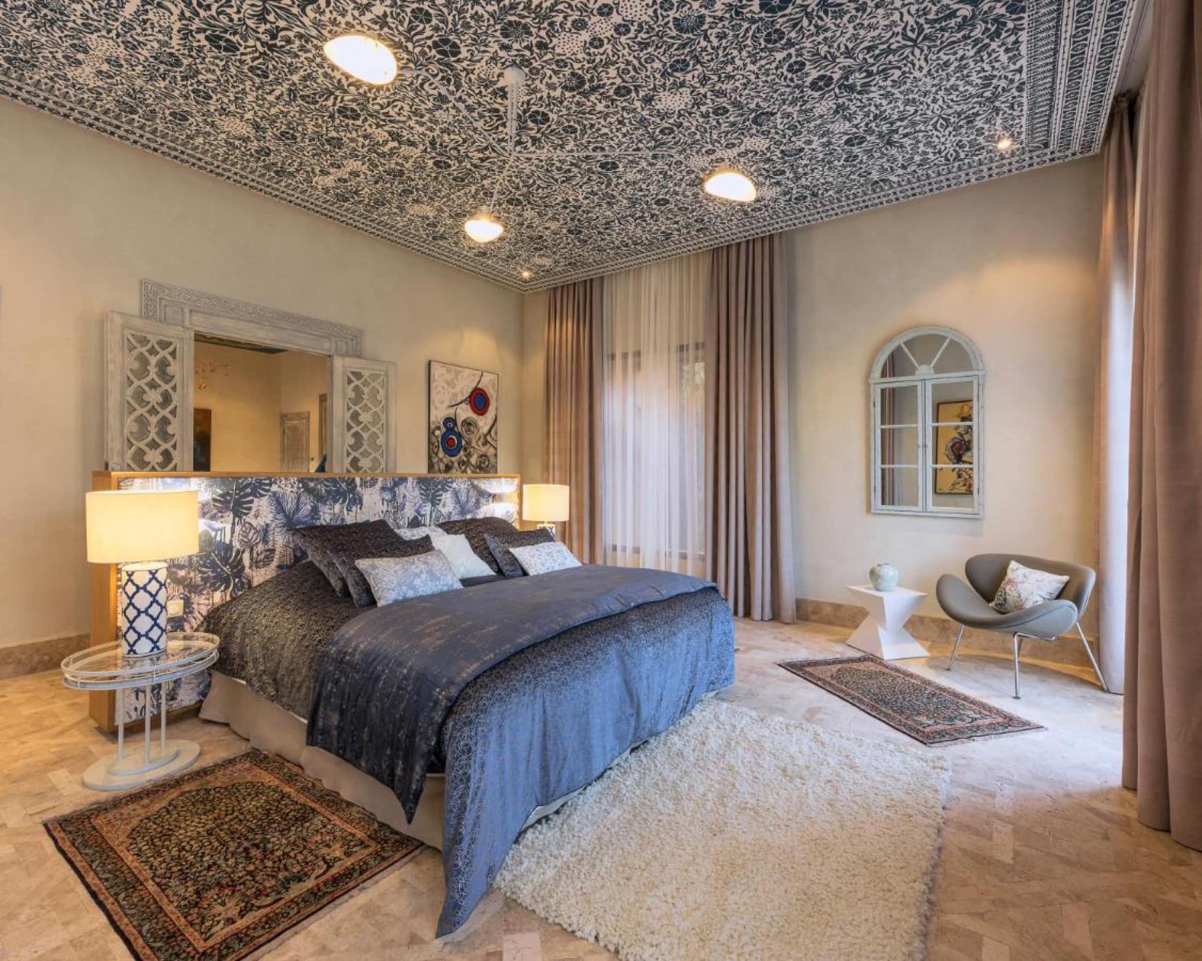 Une chambre au plafond peint, décor contemporain