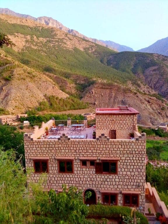 La maison de pierre, accrochée au flanc de la vallée