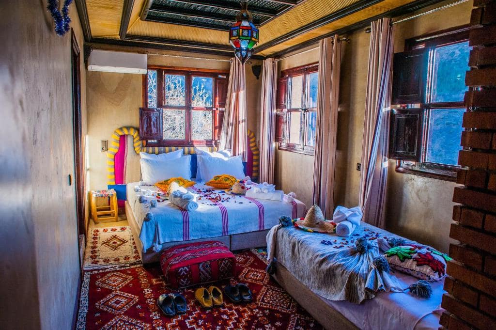 Une chambre berbère, bois peint et tapis du pays
