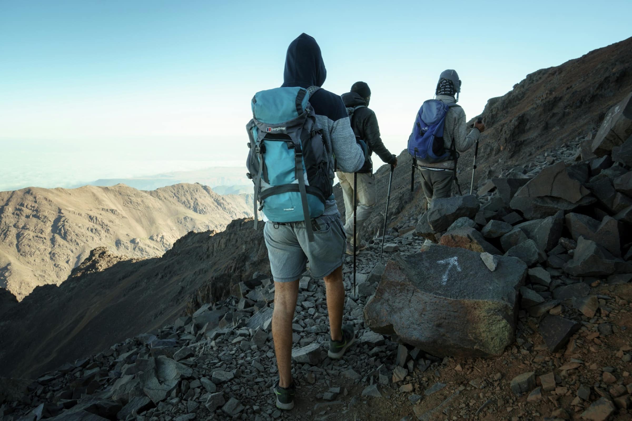 Marcheurs sur le sentier d'altitude, au-dessus des nuages.