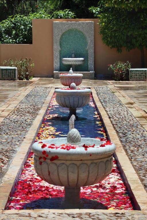 Une fontaine dans les jardins du resort