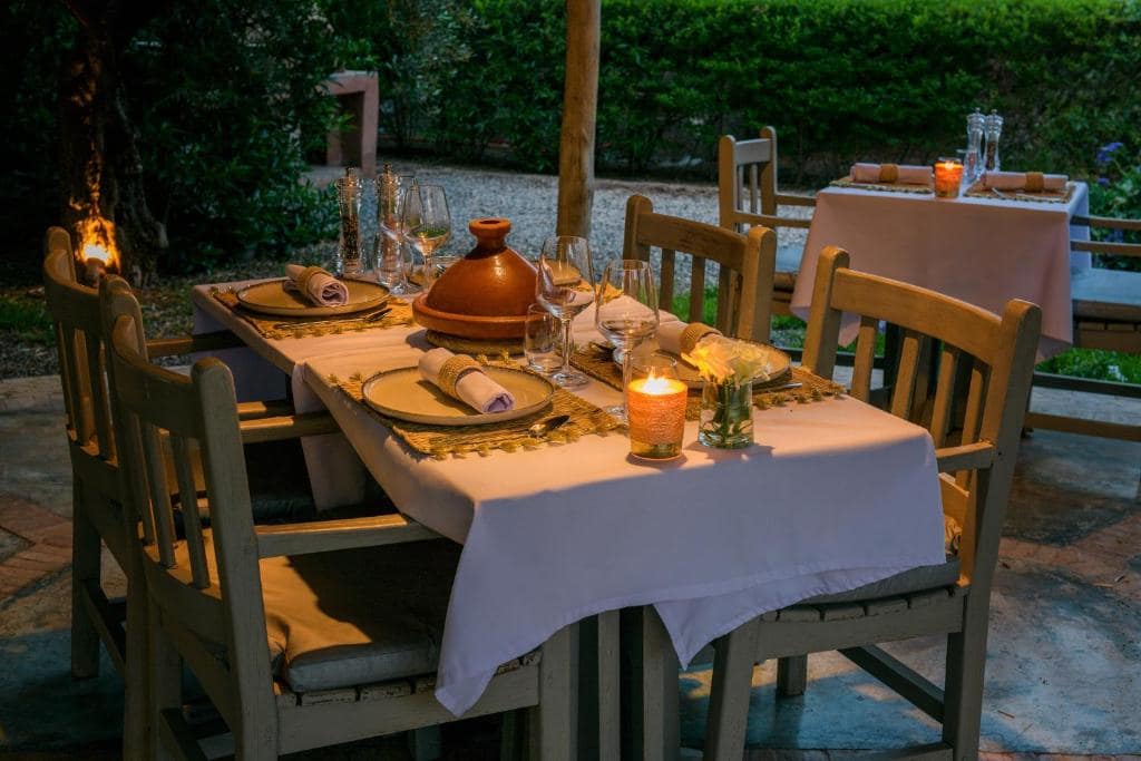 Une table dressée au jardin, tajine et bougies