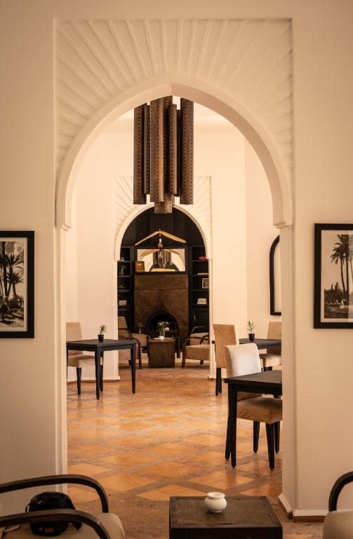 Le salon sous arche, avec sa cheminée