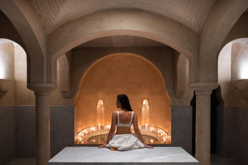 Le hammam voûté du spa, à la lumière des bougies