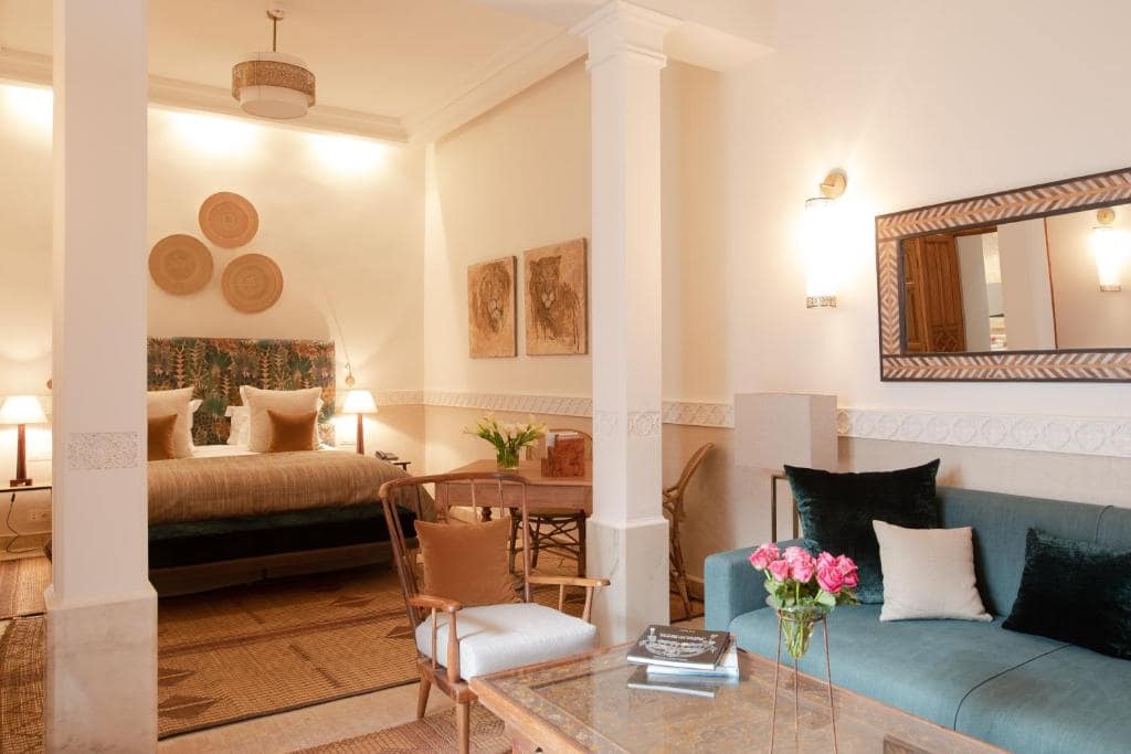 Une suite à terrasse, chambre ouverte sur un salon à banquette