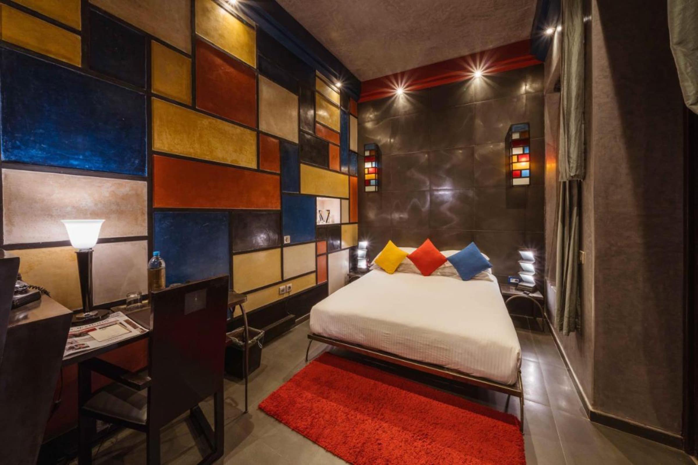 Une chambre à panneaux géométriques, esprit Art déco