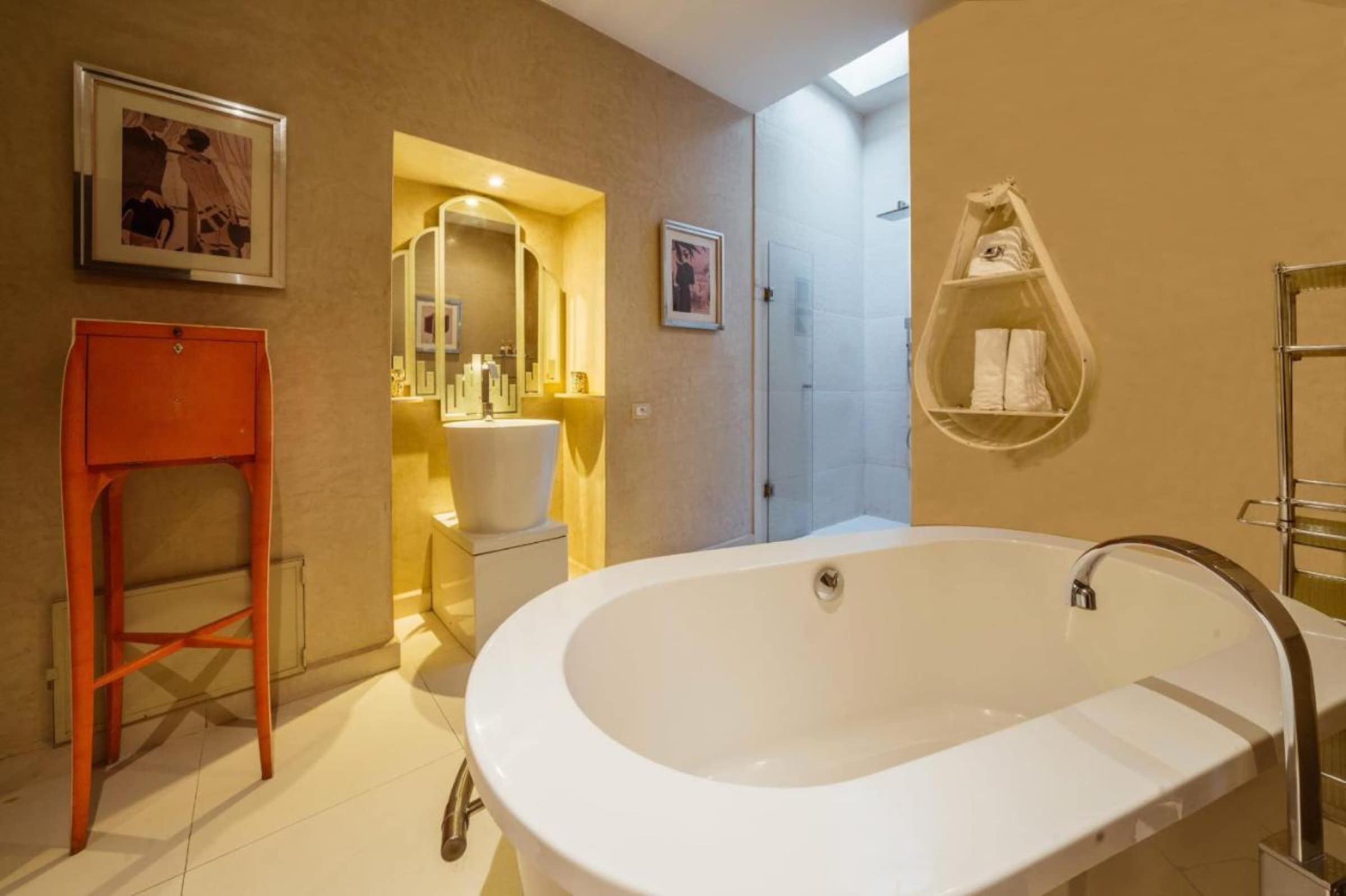 Une salle de bains Art déco, baignoire ovale et tadelakt