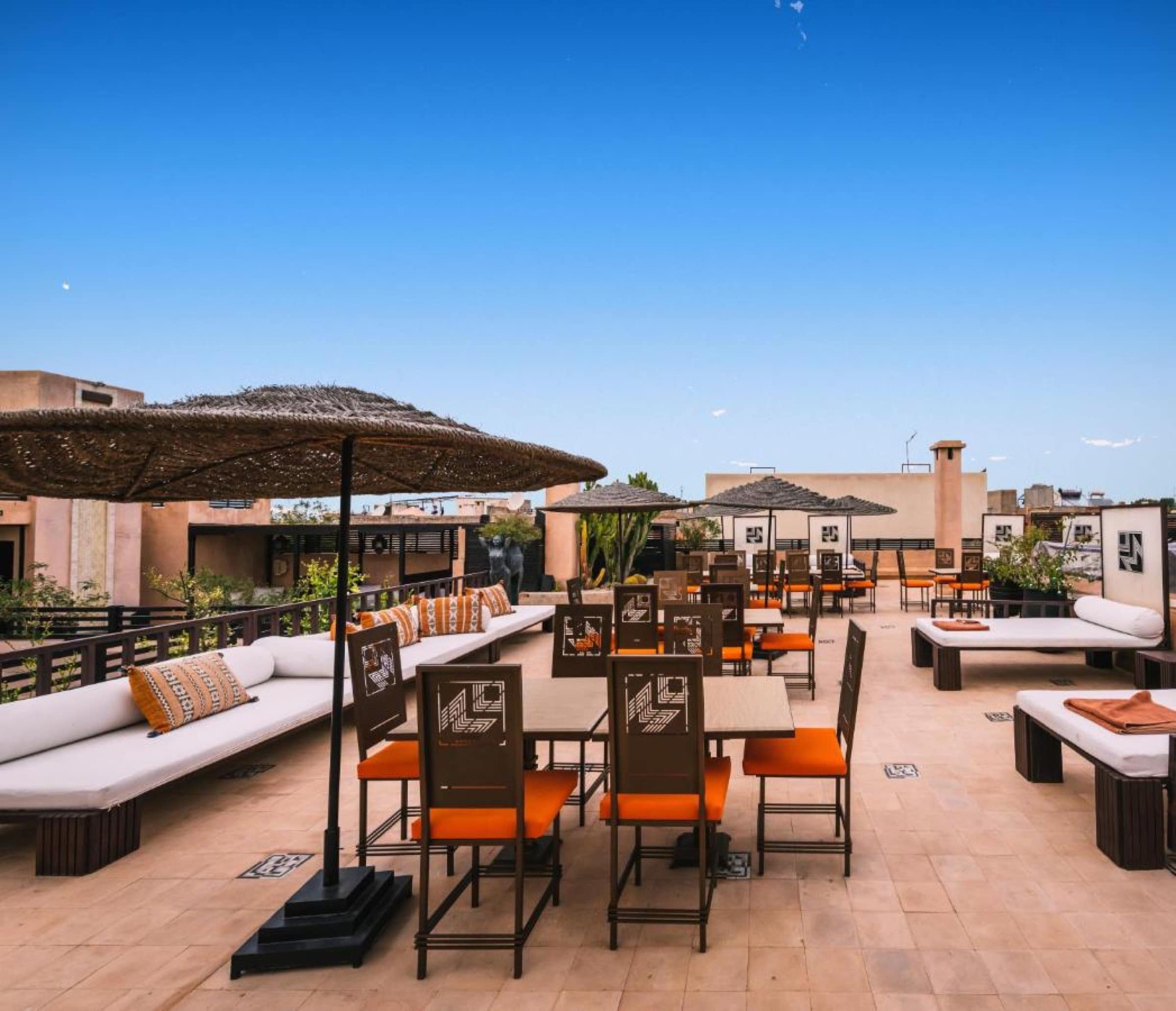 La terrasse-restaurant, mobilier Art déco et vue médina