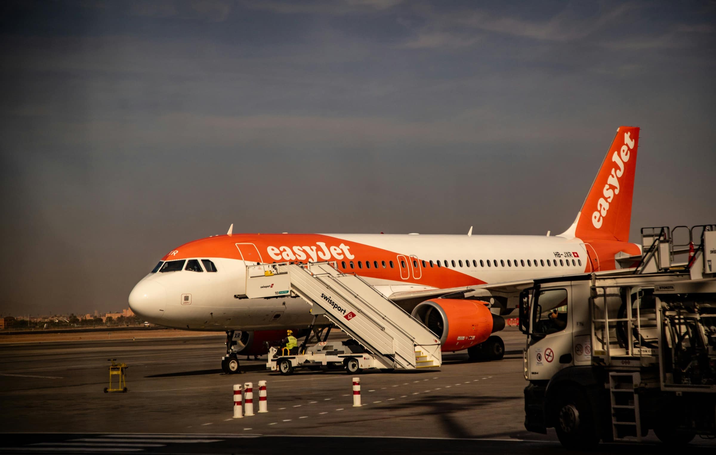 Un avion easyJet sur le tarmac de l'aéroport Marrakech-Ménara.