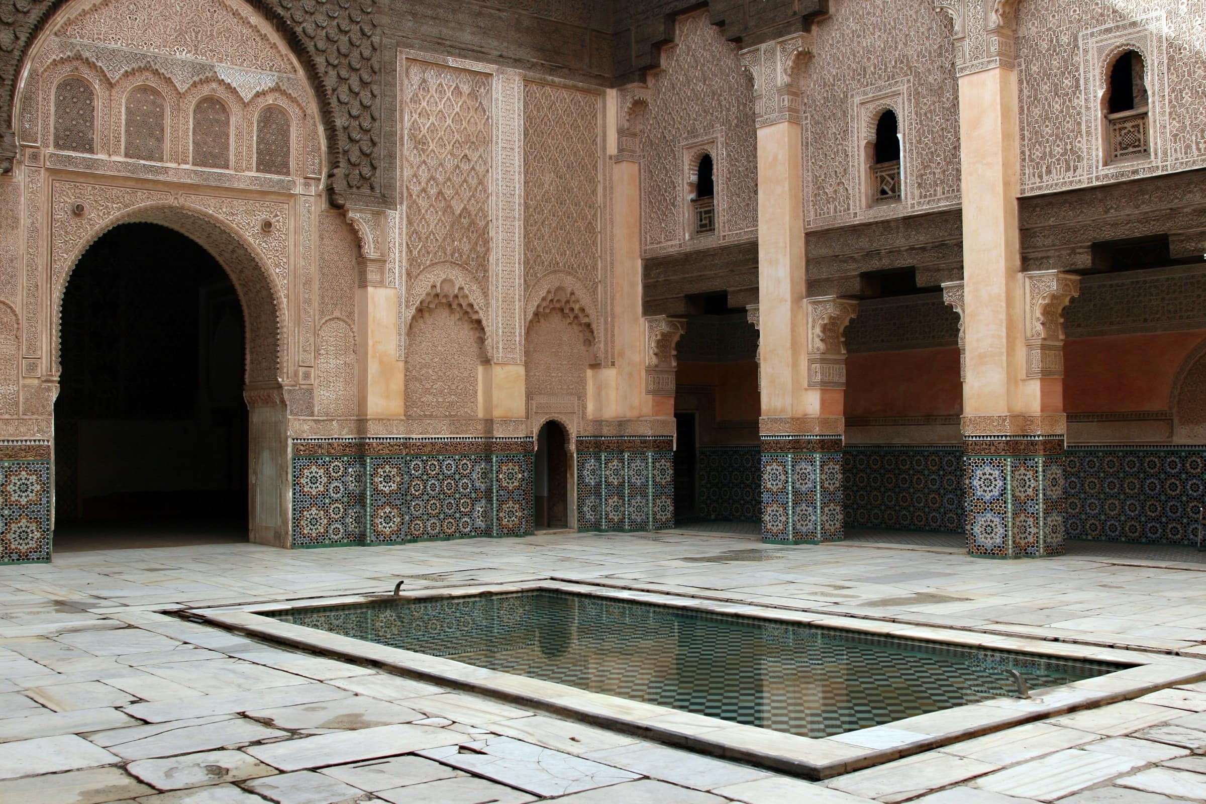 Patio de la Médersa Ben Youssef à Marrakech, école coranique restaurée entre 2018 et 2022, ouverte aux visiteurs de toutes confessions