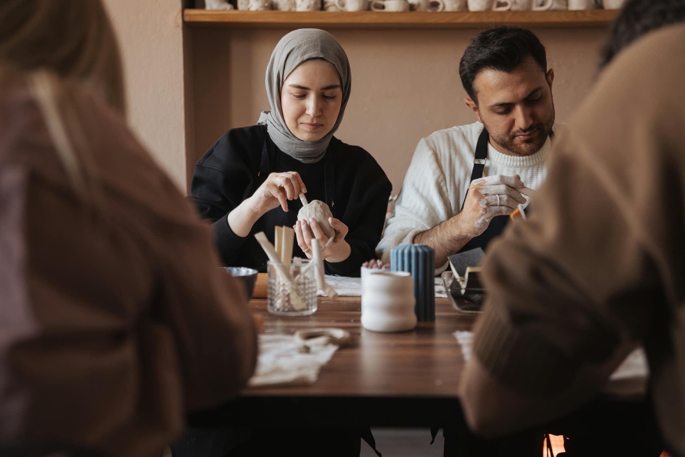 Couple partageant un repas dans un restaurant marocain, cadre typique du dîner halal à Marrakech