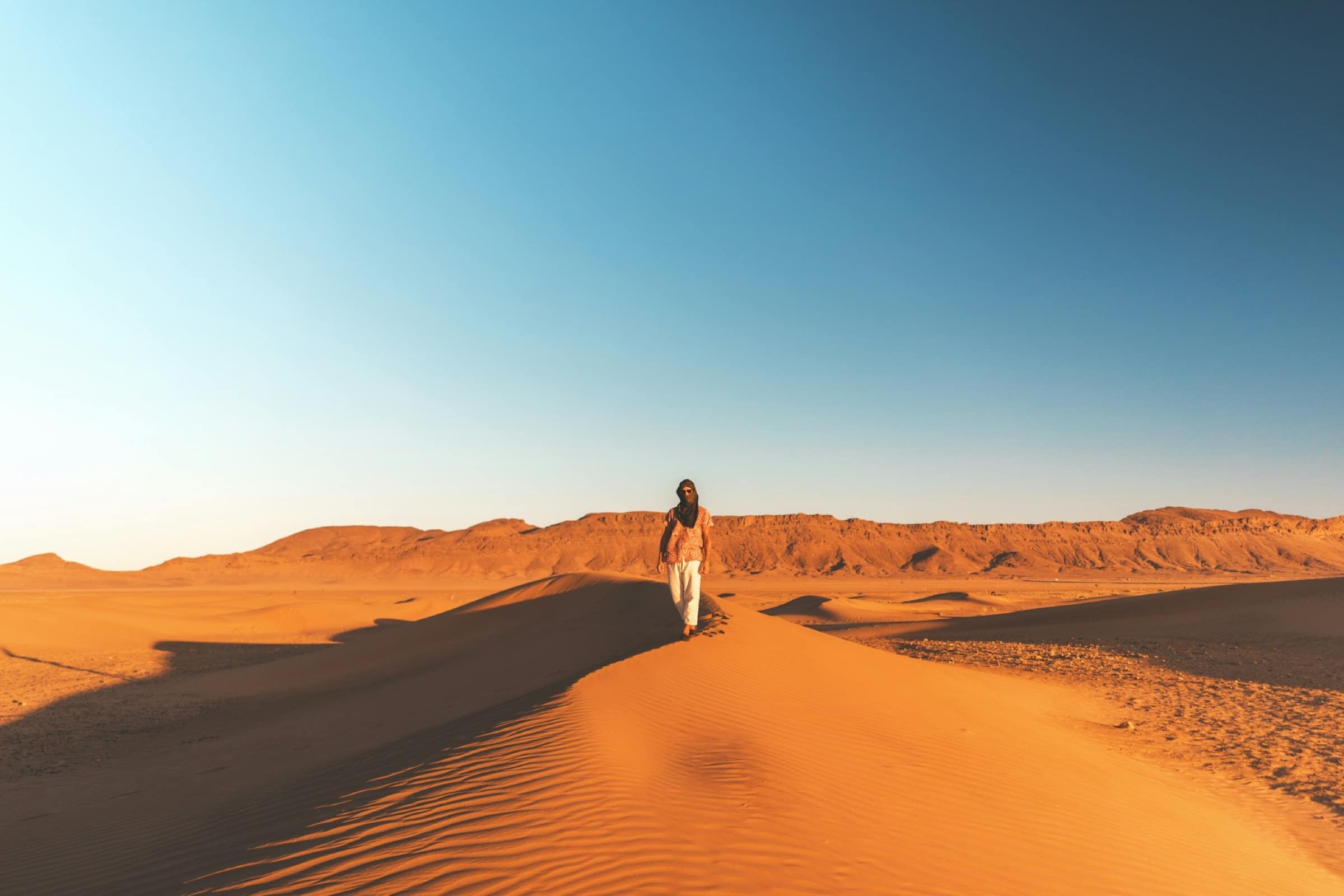 Les dunes de Zagora, basses, au bord du désert de pierre.